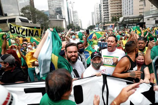 Seguidores del presidente brasileño, Jair Bolsonaro, protestaron este domingo en las principales ciudades del país, como Sao Paulo, Río de Janeiro, Brasilia y Belo Horizonte, contra las medidas restrictivas impuestas por los Gobiernos regionales para frenar la pandemia de la COVID. (EFE)