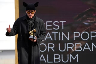 Bad Bunny ganó hoy el primer Grammy de su trayectoria gracias al disco 'YHLQMDLG', que se llevó el galardón al mejor álbum latino de pop o urbano en una gala muy singular y adaptada a las restricciones del coronavirus. (AP)
