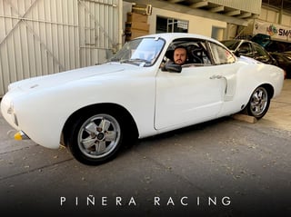 El lagunero Ricardo Piñera alista el Karmann Ghia 1970 con el que realizará el exigente recorrido.