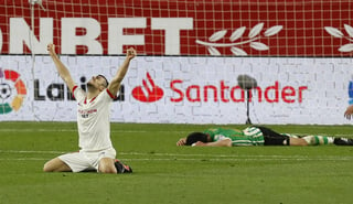 El centrocampista del Sevilla Joan Jordán celebra la victoria de su equipo 1-0 sobre el Betis, en el derbi sevillano.