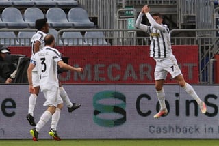 Cristiano Ronaldo (d) celebra luego de marcar uno de sus tres tantos, en la victoria de la Juventus.