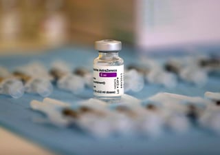 Las dudas crecientes sobre la vacuna contra la COVID-19 de AstraZeneca amenazan la inmunización de millones de personas en América, sobre todo en países con una cartera reducida de vacunas y que dependen totalmente de las dosis de la farmacéutica anglo-sueca. (ARCHIVO)