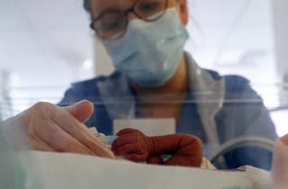Una trabajadora de salud vacunada contra la COVID-19 en Florida dio a luz una niña con anticuerpos de la enfermedad y, según los médicos que lo comprobaron, es el primer caso del que se ha informado por ahora en el mundo, indicaron medios locales. (ARCHIVO) 
