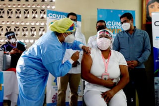 El Gobierno de Honduras anunció este martes que recibirá a finales de marzo un segundo lote de 92,000 dosis de la vacuna AstraZeneca donadas bajo el mecanismo Covax, que se sumará a la 48,000 que ya se están aplicando al personal sanitario del país desde este lunes. (ARCHIVO) 