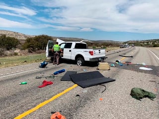 Ocho personas que viajaban en una pickup cargada de inmigrantes murieron cuando el vehículo chocó con otra camioneta tras una persecución policial cerca de la ciudad fronteriza de Del Río, en Texas, informaron las autoridades.(AP)
