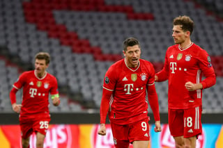 Robert Lewandowski (9) celebra luego de marcar de penal el primer tanto del Bayern, en la victoria 2-1 sobre Lazio. (AP)