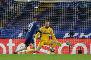 Hakim Ziyech vence a Jan Oblak para marcar el primer tanto del Chelsea, que venció 2-0 al Atlético de Madrid. (AP)