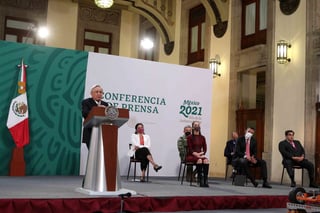 El presidente Andrés Manuel López Obrador (i) amagó a los jueces y magistrados ante la suspensión de su reforma energética.