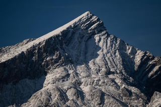 La temporada de nieve en los Alpes, por debajo de los 2,000 metros, disminuyó entre 22 y 34 días durante casi los últimos 50 años, según un análisis en seis países alpinos publicado en la revista The Cryosphere. (ARCHIVO) 
