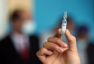 Rusia recordó que su fármaco sólo se distribuye “a través de los canales oficiales y se administra solamente a través de los programas oficiales de vacunación” y explicó que cada lote tiene un código QR que permite su rastreo.
(ARCHIVO)