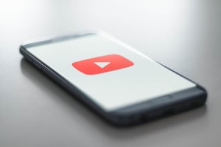 La plataforma de videos YouTube (propiedad de Google) lanzó este jueves en EUA 'Shorts', un nuevo servicio de contenidos de corta duración pensado para competir con la aplicación china TikTok, muy popular entre los adolescentes. (Especial) 