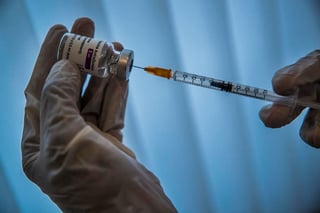 Francia volverá a aplicar la vacuna AstraZeneca a su población a partir de este viernes, después de que la Agencia Europea del Medicamento (EMA) defendiera hoy su seguridad y eficacia, anunció el primer ministro, Jean Castex, en rueda de prensa. (ARCHIVO) 
