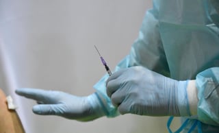 Alemania volverá este viernes a vacunar contra la COVID con la fórmula de AstraZeneca tras la recomendación de la Agencia Europea del Medicamento (EMA), informó este jueves el ministro de Sanidad, Jens Spahn. (ARCHIVO) 
