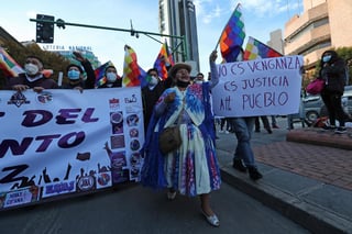 Miles de personas afines al Gobierno del presidente boliviano, Luis Arce, marcharon este jueves bajo la consigna de que el encarcelamiento de la expresidenta interina Jeanine Áñez, dos de sus exministros y exjefes militares es parte de un acto de 'justicia' y no de 'venganza' por un supuesto 'golpe de Estado' en 2019. (EFE)