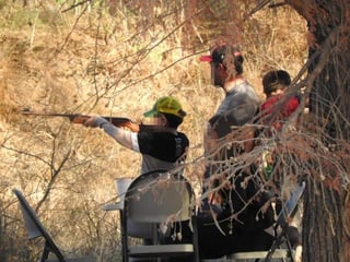 Una de las denuncias en el Cañón de Fernández corresponde a una fotografía donde se observa a un menor disparando un arma.