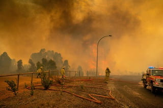 Los devastadores incendios en Australia de 2019-2020 esparcieron tal cantidad de partículas de humo por la estratosfera que cubrió el hemisferio sur durante meses y generó niveles récord de aerosoles atmosféricos, según un estudio israelí con mediciones satelitales publicado en la revista 'Science'. (ARCHIVO) 
