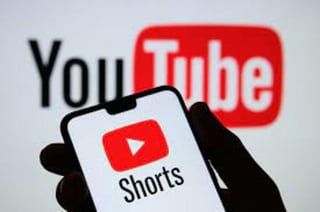 La plataforma de videos YouTube (propiedad de Google) lanzó en EUA 'Shorts', un nuevo servicio de contenidos de corta duración pensado para competir con la aplicación china TikTok, muy popular entre los adolescentes. (ESPECIAL) 
