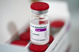 El Comité Asesor en Seguridad de Vacunas de la Organización Mundial de la Salud (OMS) declaró hoy que la vacuna de AstraZeneca 'sigue teniendo un gran potencial' para reducir las infecciones y muertes por COVID-19, y afirmó que los beneficios que produce superan con creces los riesgos. (ARCHIVO) 