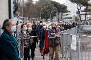 El Gobierno italiano ha aprobado hoy un nuevo paquete de ayudas por valor de 32,000 millones de euros, que servirán para ayudar a familias y empresas afectadas por la crisis del coronavirus y las medidas restrictivas aprobadas para frenar su propagación. (EFE) 