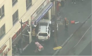 Cinco personas fueron hospitalizadas este viernes luego de que una camioneta se estrellara contra un tienda en el corazón de Hollywood, Estados Unidos. (ESPECIAL)
