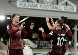 Patrick Bamford (i) celebra luego de marcar el primer tanto del Leeds United, en la victoria 2-1 sobre Fulham. (AP)