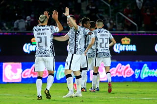 Jugadores del América celebran luego del autogol de José Ortiz, con el que derrotaron por la mínima diferencia al Mazatlán FC. (JAM MEDIA)