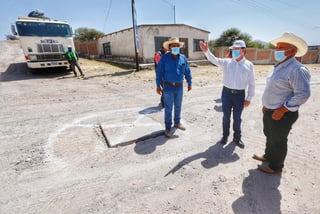 Se entregaron apoyos agropecuarios y se iniciaron obras sociales, siendo Aispuro Torres acompañado por el alcalde interino.