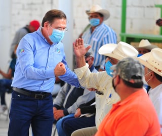 José Rosas Aispuro Torres entregó apoyos de programas emergentes a los municipios de Santa María del Oro y Ocampo. (CORTESÍA) 