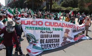 Simpatizantes del Frente Nacional Anti-AMLO (Frenaaa) realizaron la marcha 'Por Amor a México' rumbo al Monumento a la Revolución para realizar un juicio ciudadano al presidente Andrés Manuel López Obrador. (ARCHIVO)