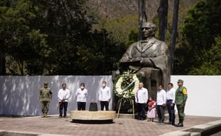 Para conmemorar el 215 aniversario del natalicio de Benito Juárez García, el gobernador de Oaxaca Alejandro Murat y el presidente de México Andrés Manuel López Obrador, acudieron como cada año honrar su memoria. (ESPECIAL) 
