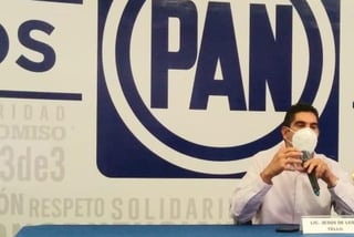 El dirigente estatal del PAN en Coahuila, Jesús De León Tello, dio a conocer la lista de candidatos que participaran en las lecciones para la elección de la las alcaldías en Coahuila y diputaciones federales. (ARCHIVO)
