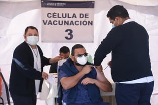 En el estado de Coahuila faltan 18 mil 355 profesionales sanitarios entre médicos y dentistas de recibir la primera y segunda dosis de la vacuna contra el COVID-19. (ARCHIVO)