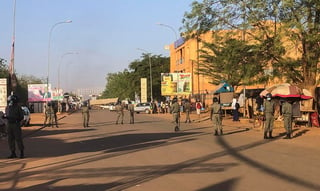 Hombres armados a bordo de motocicletas atacaron varias aldeas ubicadas cerca de la conflictiva frontera de Níger con Mali, dejando al menos 137 muertos, informó el lunes el gobierno nigerino. (ARCHIVO)