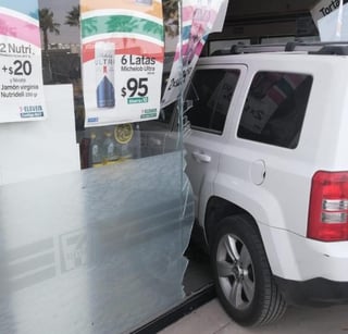Una camioneta terminó dentro de una tienda de conveniencia en la colonia Hacienda del Rosario de la ciudad de Torreón, su conductora argumentó que no le respondieron los frenos. (EL SIGLO DE TORREÓN)