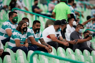 Casi 8,500 aficionados asistieron al partido del domingo en el Estadio Corona entre Santos Laguna y el campeón León. (JAM MEDIA)