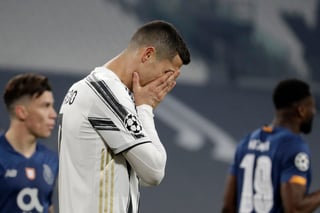 Cristiano Ronaldo se lamenta tras la eliminación de Champions. (AP)