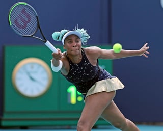 La tenista veterana de 40 años, Venus Williams, perdió ayer 6-2, 7-6 con Zarina Diyas, en la primera ronda del Abierto de Miami. (AP)