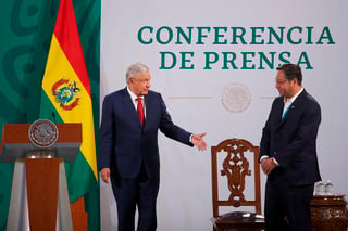 Celebrando la presencia de Arce, López Obrador aseguró que es muy satisfactorio que en Bolivia se haya recuperado la democracia, tras el golpe de Estado que provocó la renuncia del entonces presidente Evo Morales. (EL UNIVERSAL)