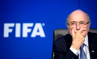 La FIFA suspendió por segunda vez a Joseph Blatter por irregularidades financieras, siete meses que acabe el primer castigo contra su expresidente de 85 años. (ARCHIVO)
