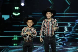 Los oriundos de Saltillo, Coahuila, Damián y Leonardo Cedillo, de 7 y 9 años respectivamente, sorprendieron a los coaches de la nueva edición de La Voz Kids de TV Azteca. (ESPECIAL) 