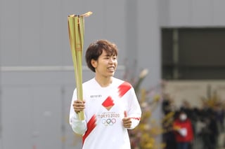 La ganadora de la Copa del Mundo femenina de la FIFA y medallista de plata en Londres 2012, IWASHIMIZU Azusa, es la primera portadora de la antorcha. Los portadores correrán alrededor de 200 metros antes de dar la antorcha al siguiente corredor. (ARCHIVO)

