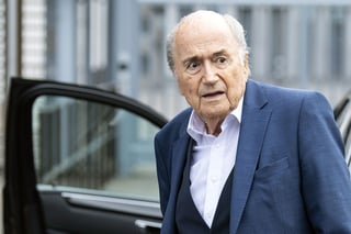 Una nueva suspensión de seis años y ocho meses dictó la comisión de ética de la FIFA contra el expresidente del organismo Joseph Blatter y el exsecretario Jerome Valcke. (ARCHIVO)