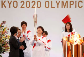 Azusa Iwashimizu, jugadora de la selección japonesa que ganó el Mundial de 2011, fue la primera portadora de la antorcha. (EFE)