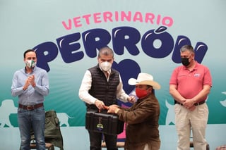 Los apoyos que entregó Riquelme se distribuirán entre veterinarias, asociaciones civiles y centros de bienestar animal de la entidad.