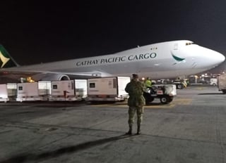 A las 4:34 de la mañana arribó al Aeropuerto Internacional de la Ciudad de México un avión de carga con las dosis, en el vuelo CX086, proveniente de la República Popular de China. (TWITTER)