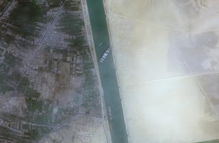 El canal de Suez, que conecta el mar Rojo con el Mediterráneo, se encuentra bloqueado desde que el martes un gran portacontenedores encallara en el tramo sur de este paso artificial, uno de los más importantes para el transporte marítimo y para el petróleo procedente del golfo Pérsico. (ARCHIVO) 