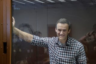El líder opositor ruso Alexei Navalni, quien está en prisión, ha sufrido dolores de espalda y problemas en las piernas, dijo el jueves su abogada. (ARCHIVO) 
