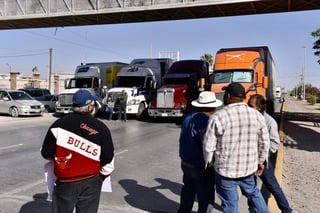 Tras más de 10 horas de permanecer cerrado el paso a la circulación ambos cuerpos del bulevar Ejército Mexicano en Gómez Palacio por parte de trabajadores sindicalizados del Ayuntamiento, se dio por terminado el bloqueo. (ERICK SOTOMAYOR)