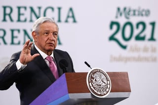 López Obrador advirtió que, a pesar de los amparos que empresas han presentado contra la aplicación de su reforma a la Ley de la Industria Eléctrica y del apoyo que asegura, reciben de algunos medios de comunicación, 'no nos van a mover'. (ARCHIVO)