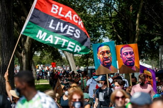 George Floyd no fue el primero ni el último hombre negro en morir a manos de la Policía en Estados Unidos, un país con una trágica lista de afroamericanos que han sufrido agresiones racistas, desde Rodney King en Los Ángeles en 1991 hasta Trayvon Martin en Florida hace una década, entre otros. (ARCHIVO) 